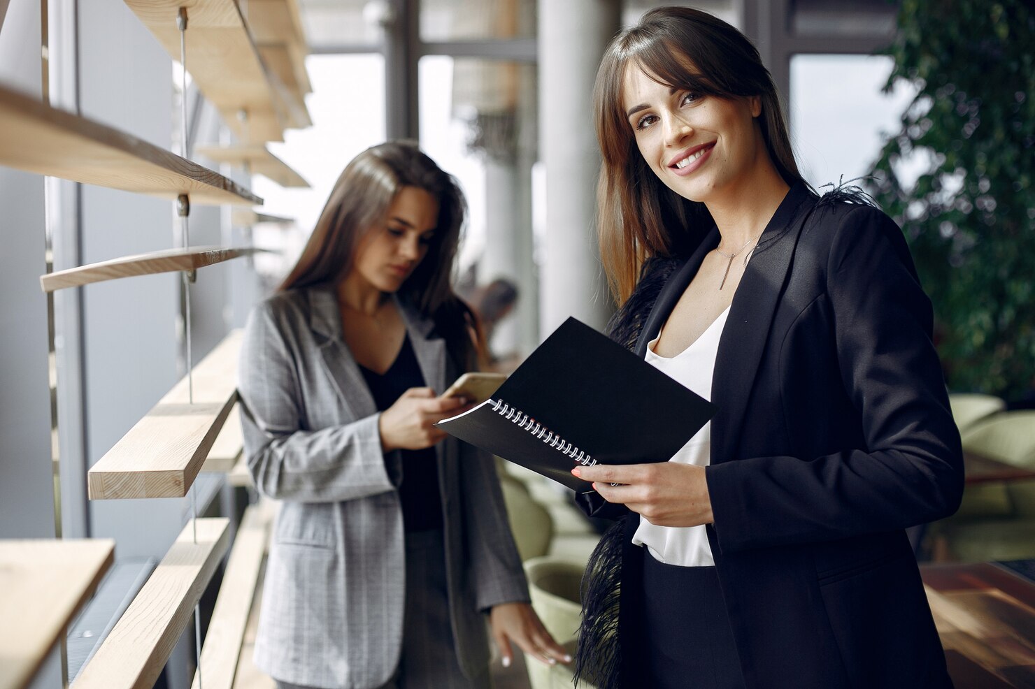 dos mujeres negocios trabajando cafe 1157 26419