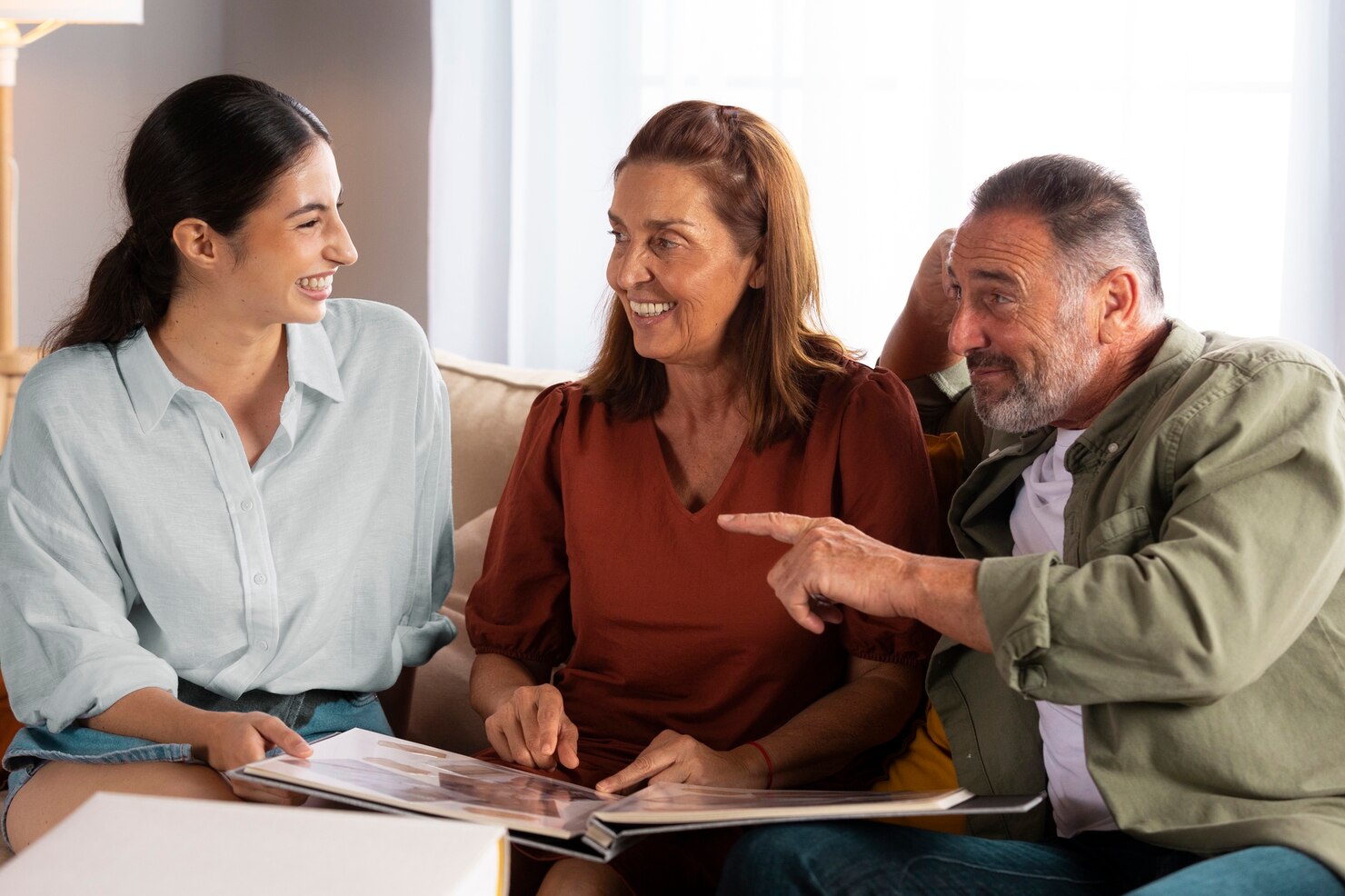 familia vista lateral mirando album fotos 23 2149515335